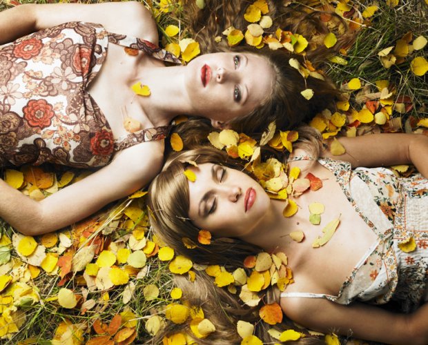 Девушки в осенних листьях