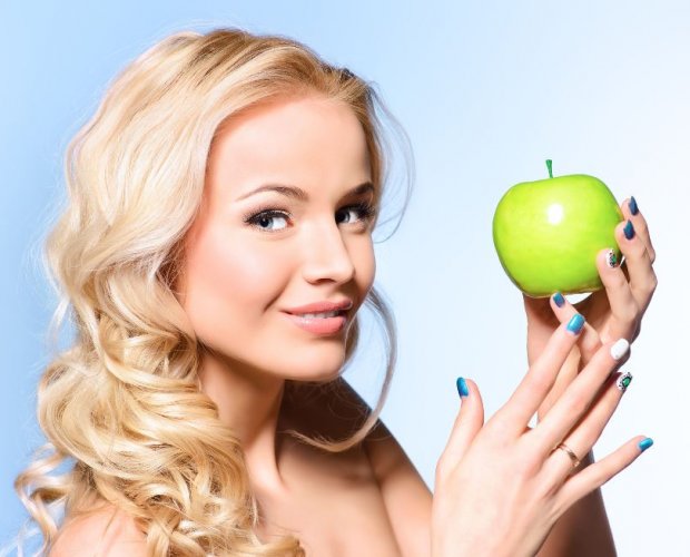 женщина и яблоко