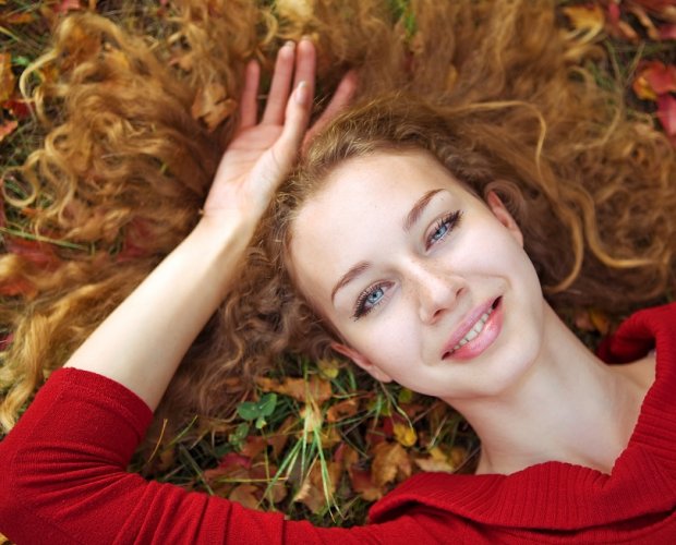 Женщина лежит на осенней листве