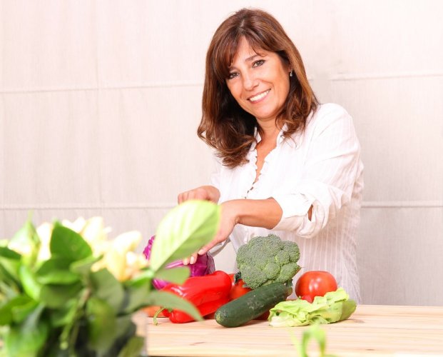 Женщина готовит овощи
